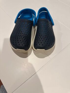 CROCS Kids Navy Clogs with Bright Blue Heel Strap and White Sole